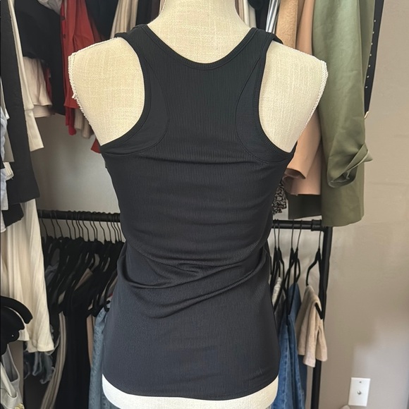 Under Armour Black Fitted Sleeveless Tank Top - Picture 2 of 3